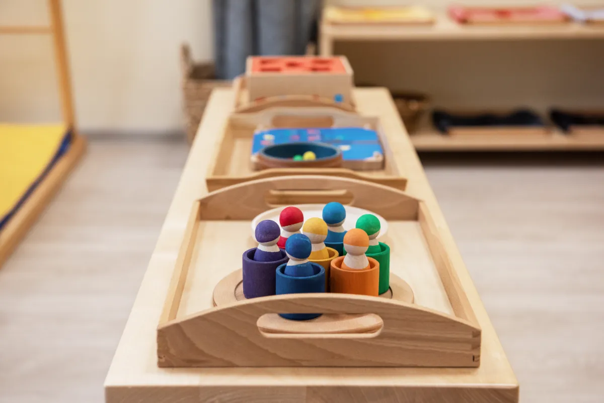 Ein Montessori-Zimmer schaffen: Grundsätze und Inspirationen.