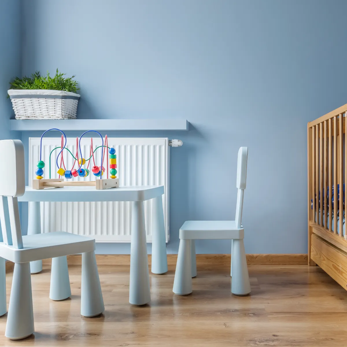 Einen kleinen Raum in ein funktionelles Babyzimmer verwandeln.