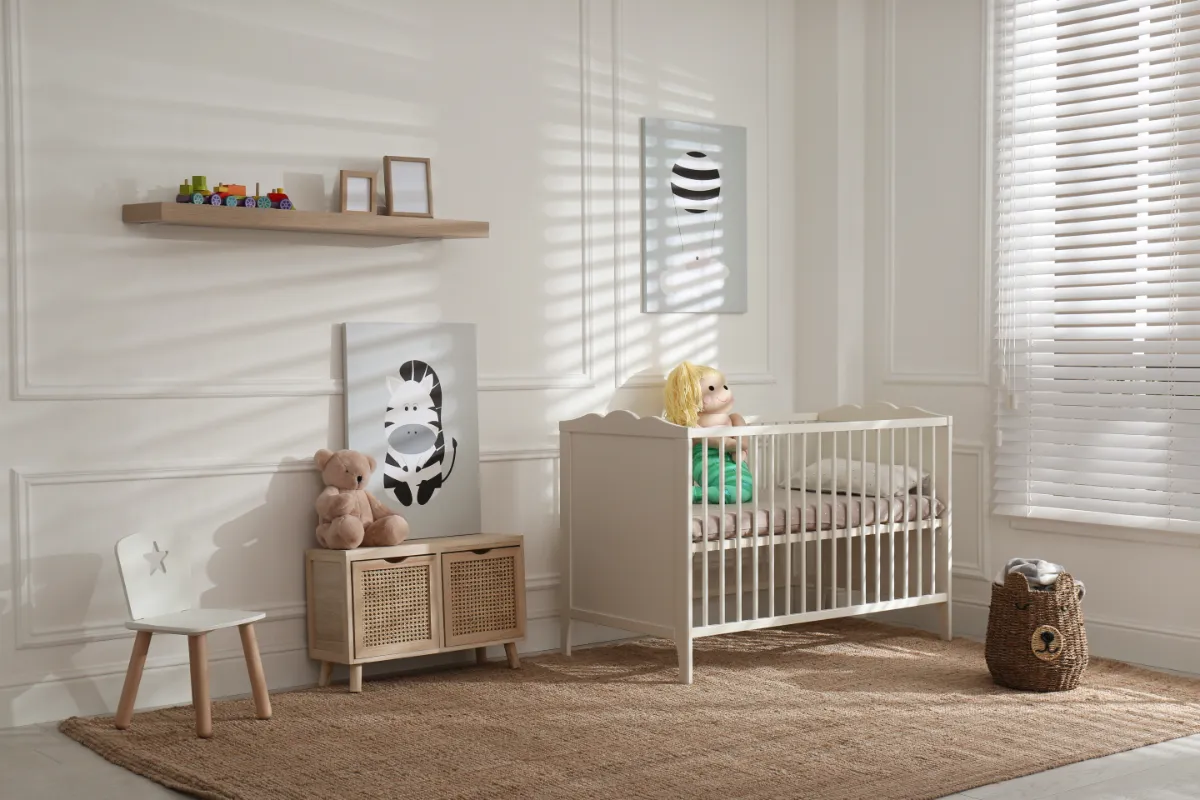 Die beruhigenden Farben in dem Zimmer der Kleinsten bringen viele Vorteile mit sich.