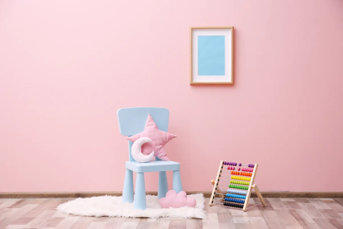 Die wesentlichen Elemente für ein minimalistisches Babyzimmer.