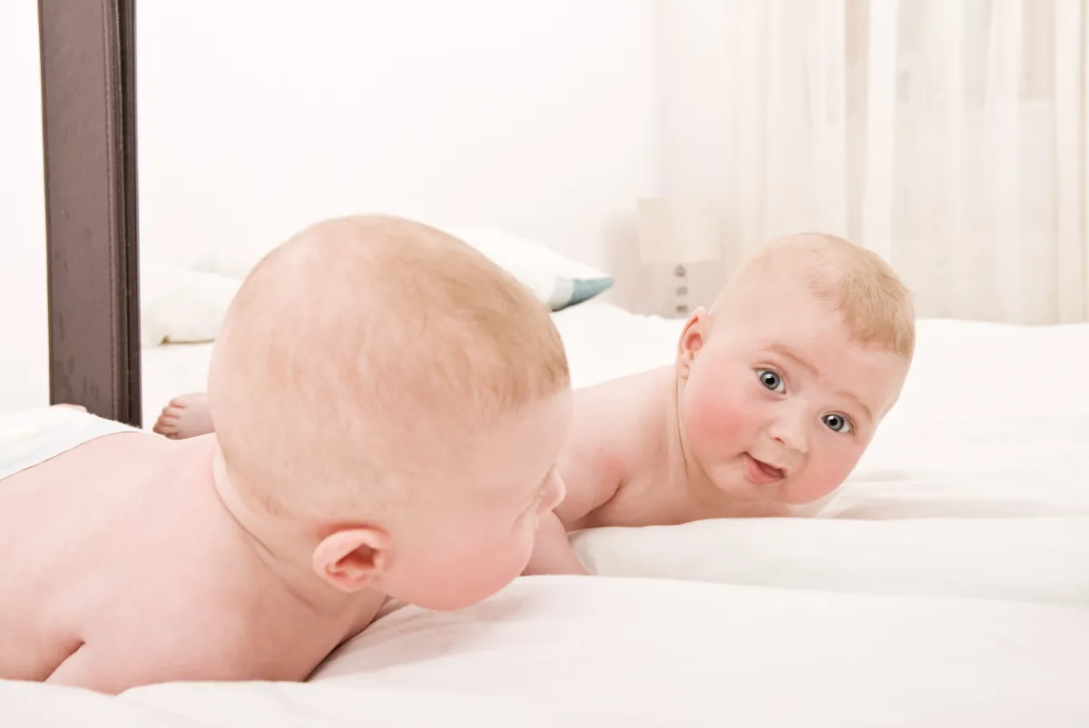 Die Rolle von Spiegeln beim Erwachen des Babys.