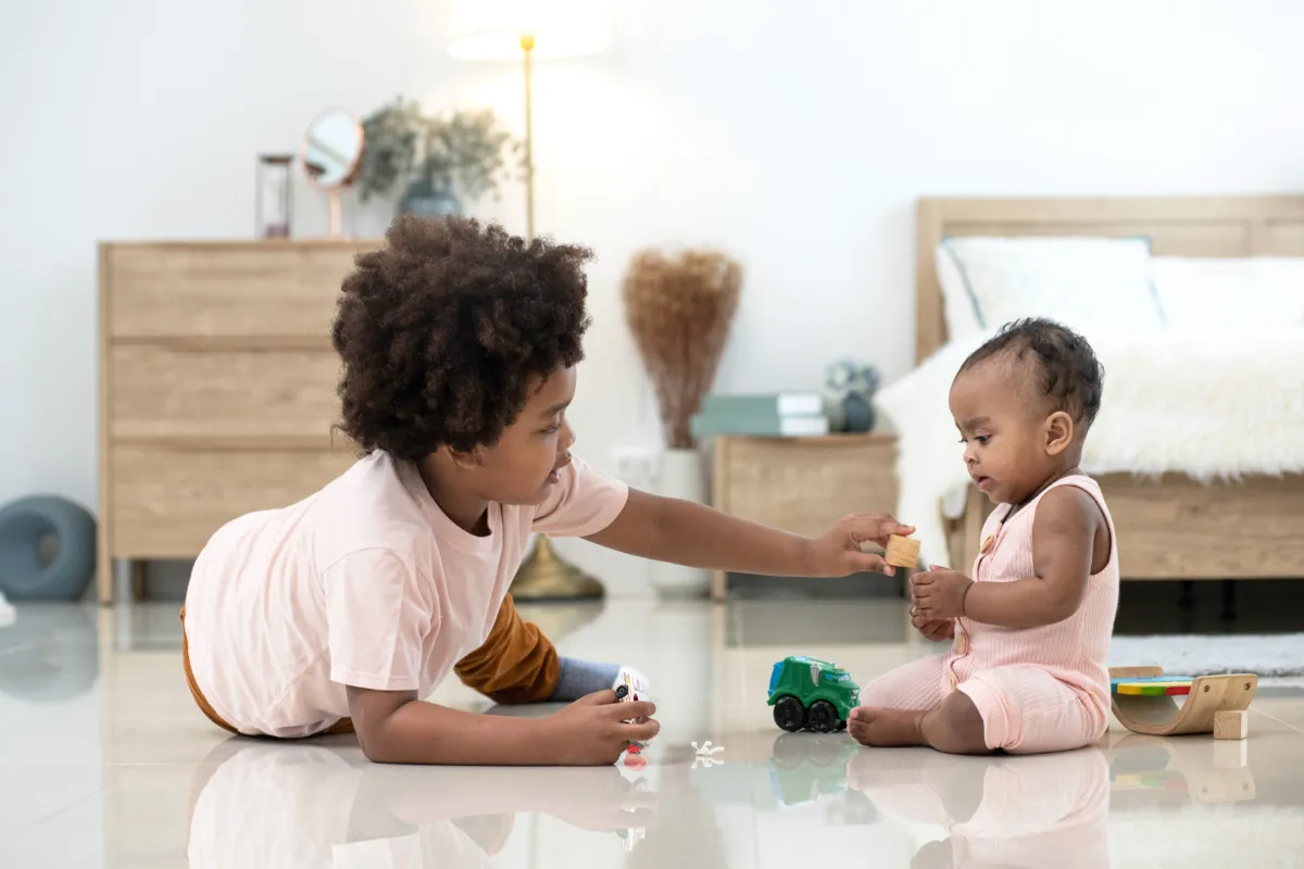 Ideen für die Einrichtung eines gemeinsamen Zimmers für ein Baby und ein älteren Kind.