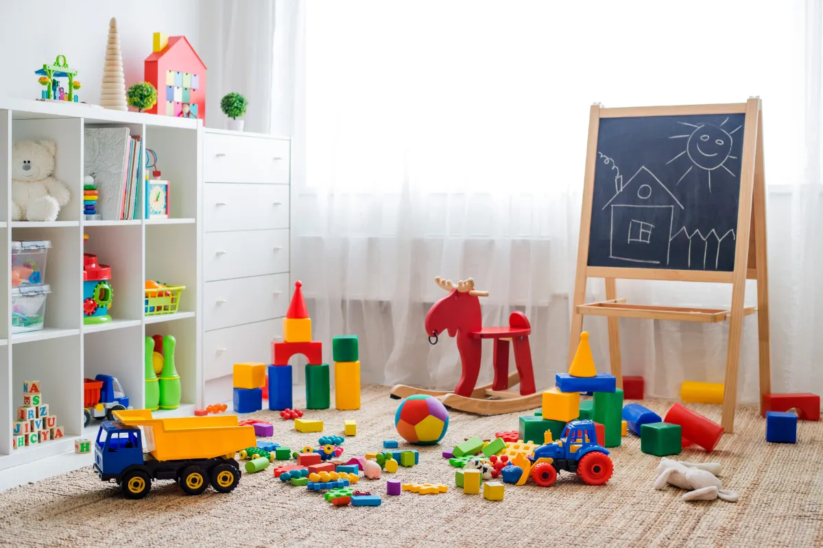 Der Platz der Spielzeuge in der Dekoration des Babyschlafzimmers.