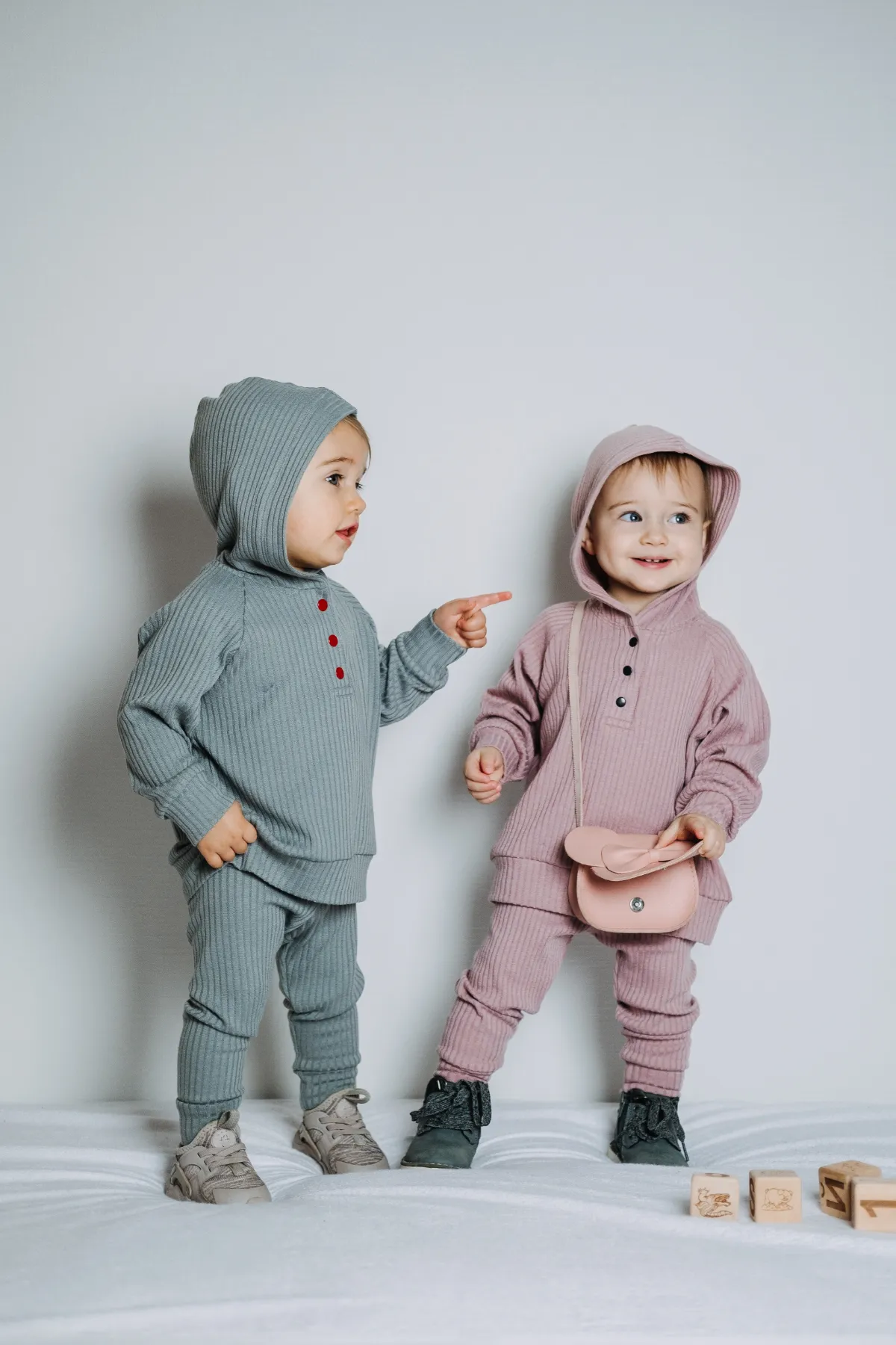 Die Rolle von Mustern und Farben in der Babymode.
