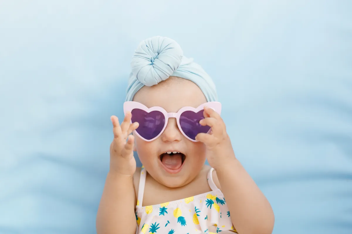 Wie kann man sein Baby im Sommer sicher anziehen