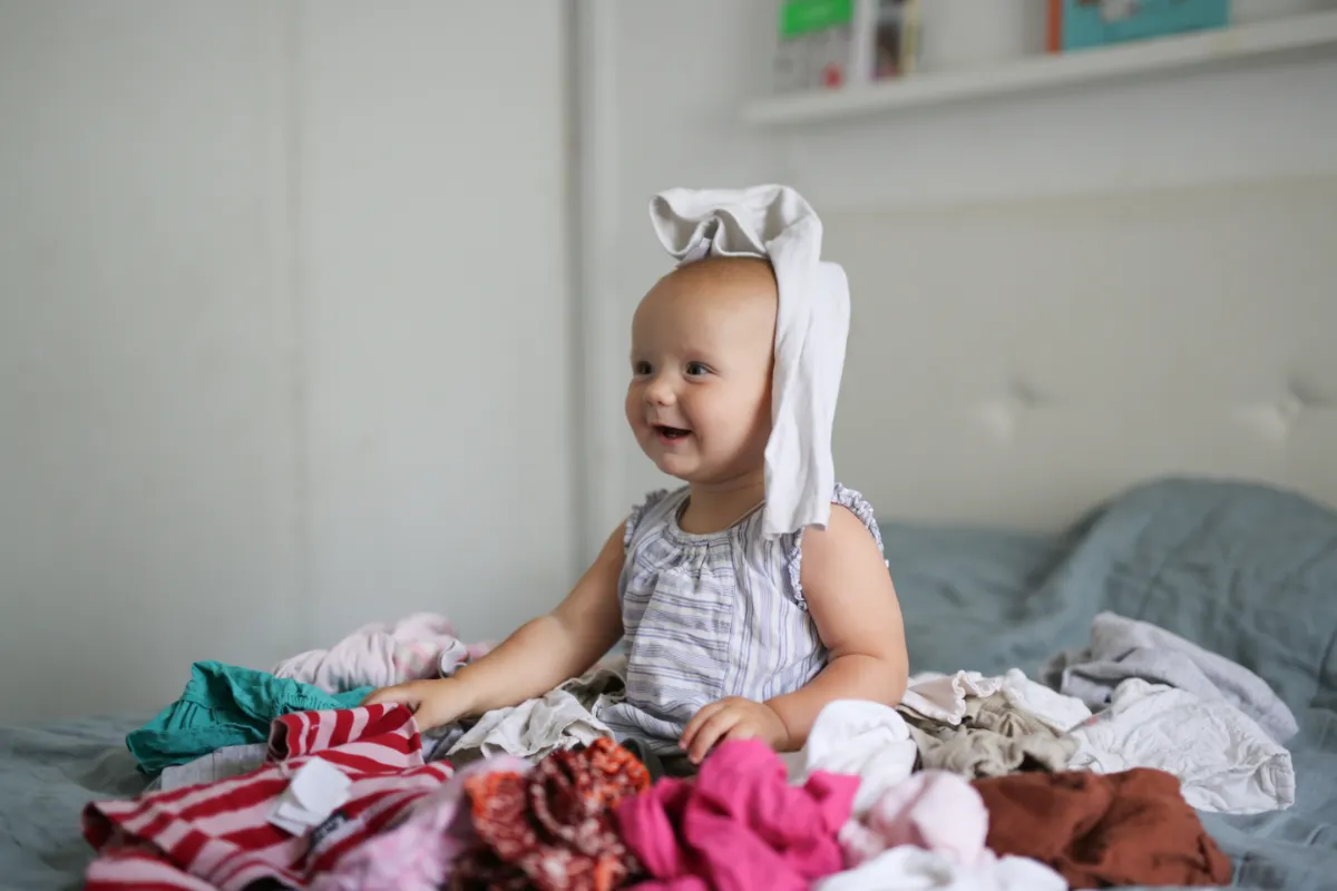 Tipps zum Ordnen und Organisieren des Baby-Kleiderschranks.