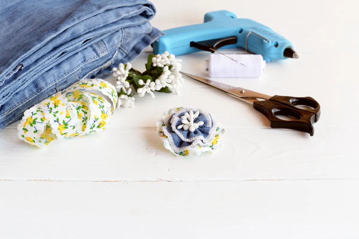 DIY: Erwachsenenkleidung in Babykleidung umwandeln.